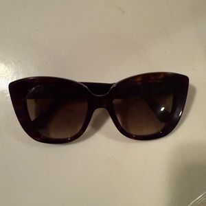 Elegant Tortoise Shell Sunglasses